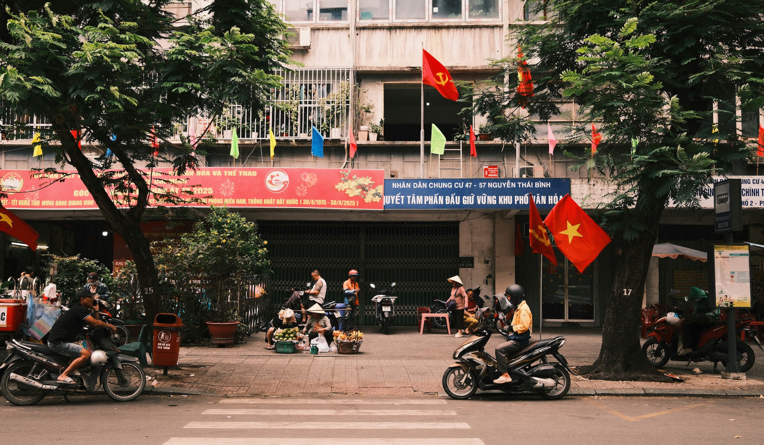 Bàn về Nền tảng Đạo đức: Cuộc đời, cuộc thi và liên hệ Đông Tây